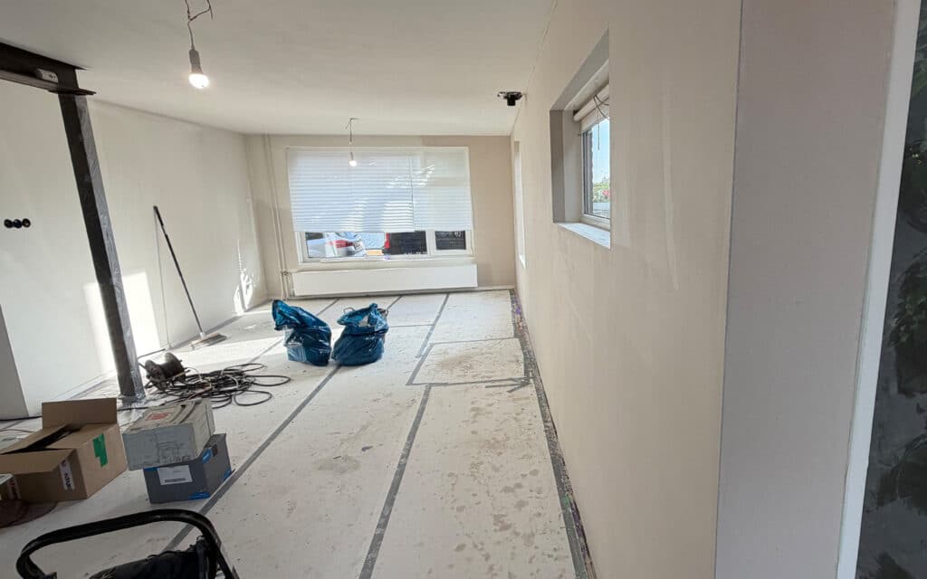 Spoedklus stucwerk woonkamer Lemmer voorbeeld